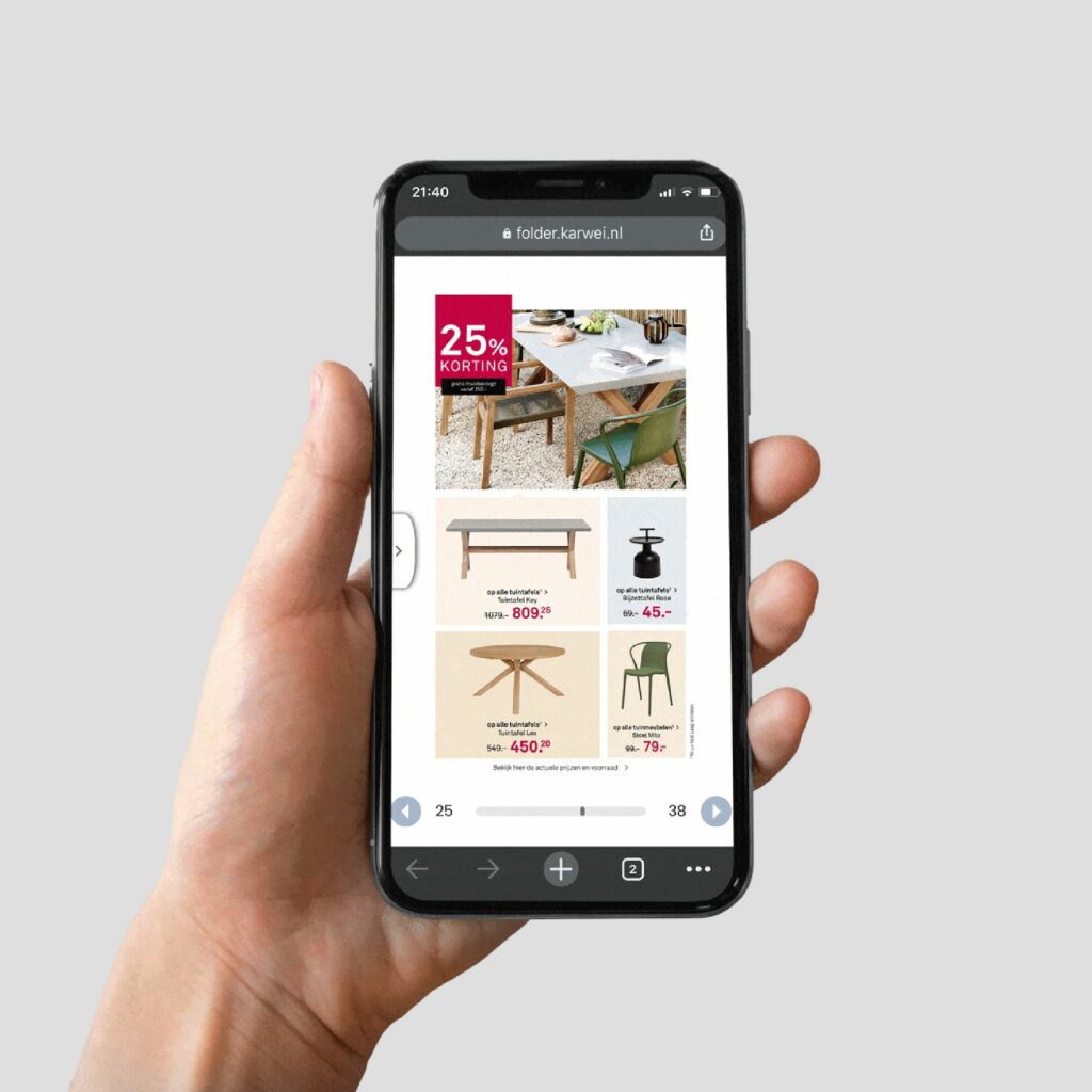 Een hand die een smartphone vasthoudt met een digitale catalogus zichtbaar op het scherm.